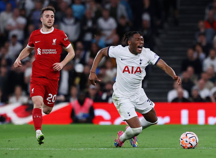 Tottenham condena atos racistas contra Udogie