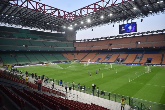 Veja o Benfica a treinar-se em Milão (vídeo)