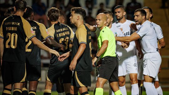 FC Porto visa arbitragem do Farense-Sporting: «Os telemóveis estavam sem bateria?»