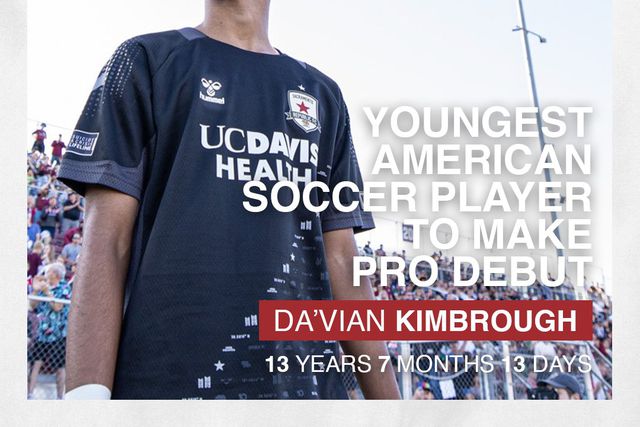 Aos 13 anos, torna-se o mais jovem jogador profissional nos Estados Unidos