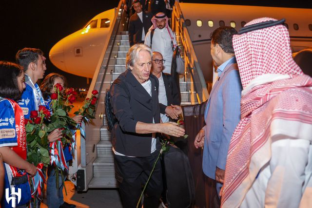 VÍDEOS: Al Hilal, de Jorge Jesus, com receção calorosa no Irão