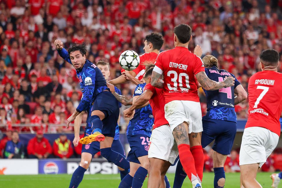 VÍDEO: canto de Beste e cabeceamento certeiro de Bah para o 3-0 na Luz