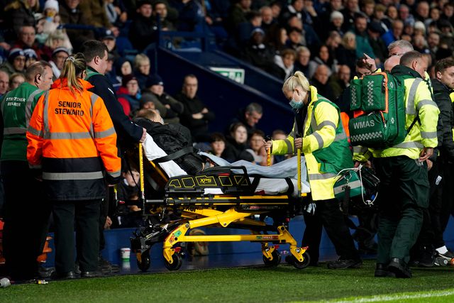 Fotos: Há algum árbitro na bancada? Adepto faz de 4.º árbitro depois de urgência com assistente