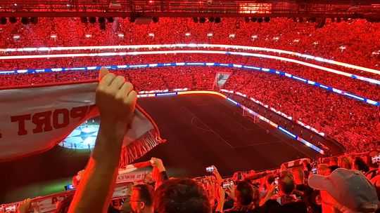 Assim tocou o hino do Benfica antes do jogo com o Atlético Madrid