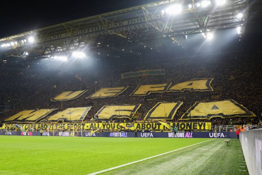 «UEFA Máfia»: protesto dos adeptos do Dortmund na Champions