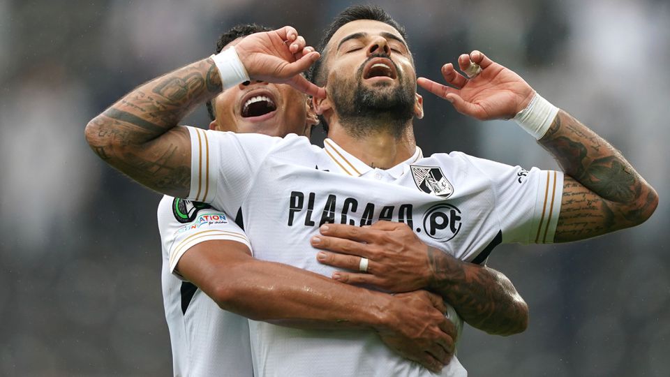 Destaques do V. Guimarães: maestro Tiago Silva conduziu o samba de Kaio César