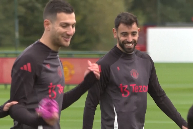 Sorrisos portugueses no treino do Man. Utd. antes de viagem para o Porto