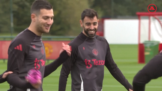 Sorrisos portugueses no treino do Man. Utd. antes de viagem para o Porto