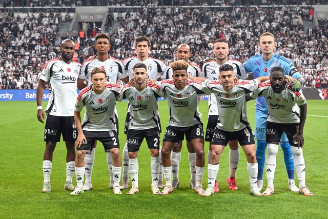 Van Bronckhorst elogia portugueses do Besiktas: «Temos um meio-campo muito bom»