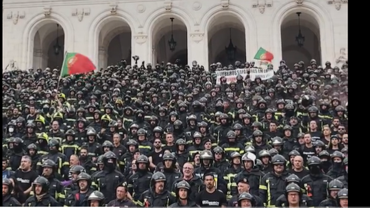 Bombeiros em confrontos com a PSP na escadaria da Assembleia da República