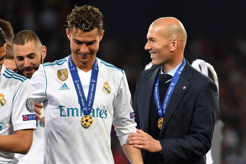 Cristiano Ronaldo ao lado de Zinedine Zidane, após terem conquistado novamente a Liga dos Campeões pelo Real Madrid frente ao Liverpool, em 2018