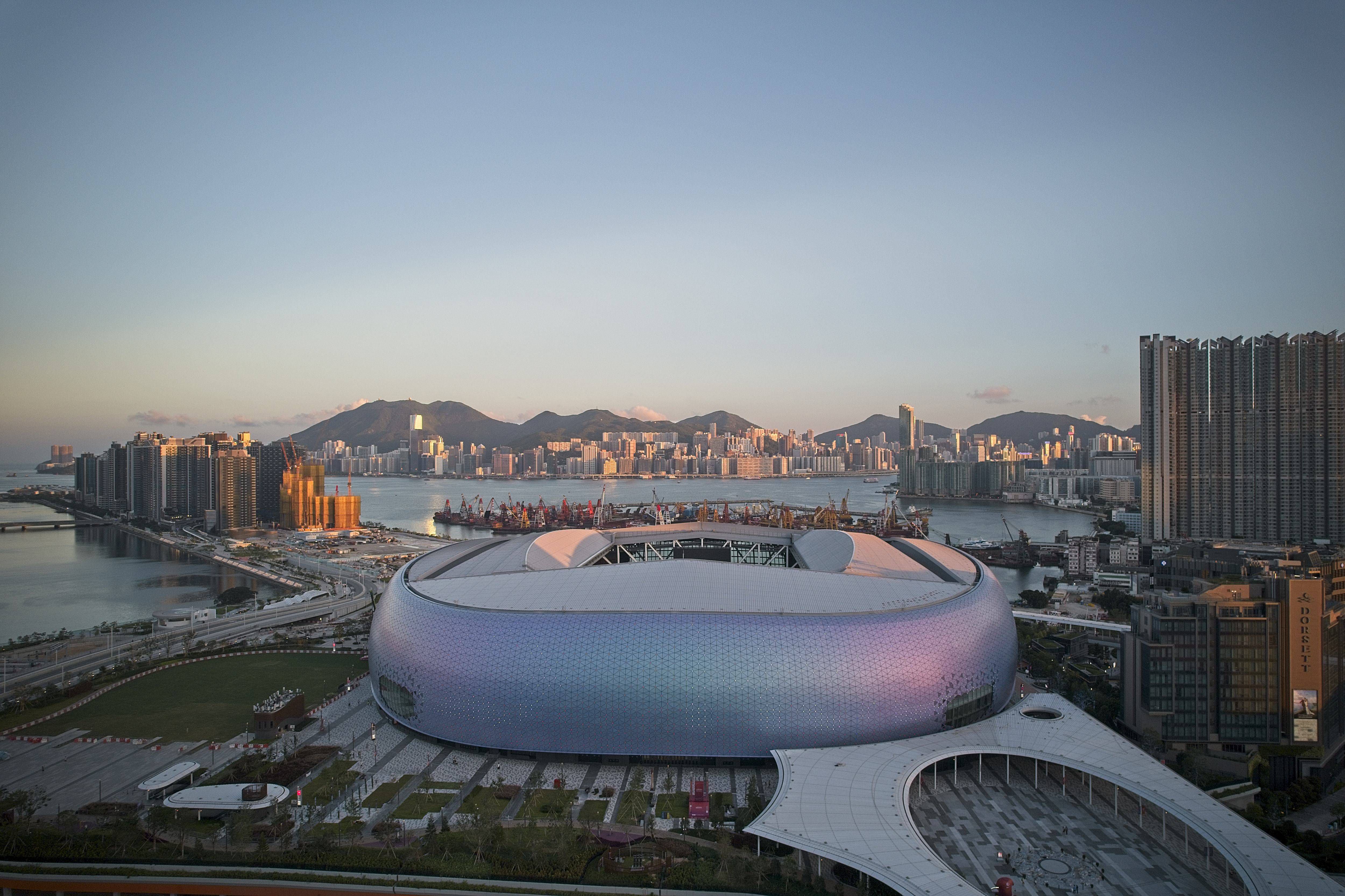 Parque Desportivo Kai Tak Sports Park, em Hong Kong. Foi terminado em 2024 e inclui o Estádio de Kai Tak, com capacidade para 50 mil pessoas; uma Arena com 10 mil lugares e um campo desportivo público