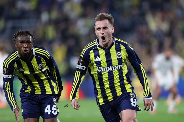 Akturkoglu a celebrar o bis pelo Fenerbahçe