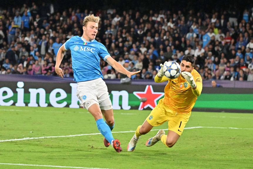 Hojlund deu muito trabalho a Rui Silva no jogo em Nápoles - Foto: IMAGO