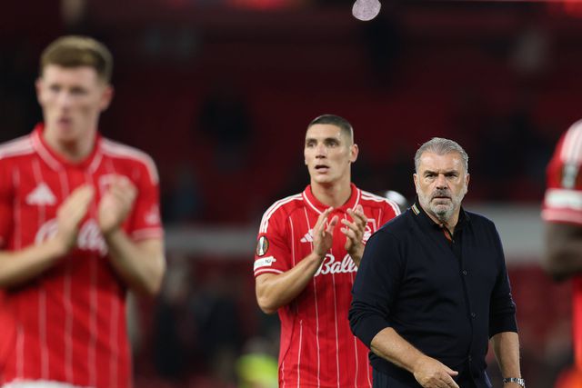 Nottingham Forest perde em casa e continua em crise profunda