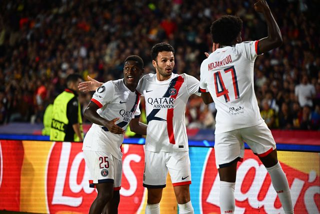 Nuno Mendes e Gonçalo Ramos a celebrarem a reviravolta do PSG em Barcelona