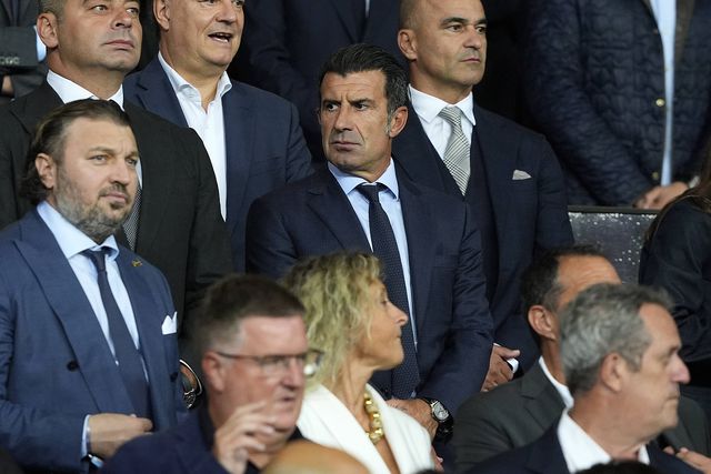 Vídeo: Figo 'encaixa' insultos no regresso a um jogo do Barcelona