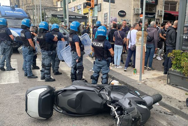 Confrontos entre adeptos do Nápoles e Sporting antes do início do jogo