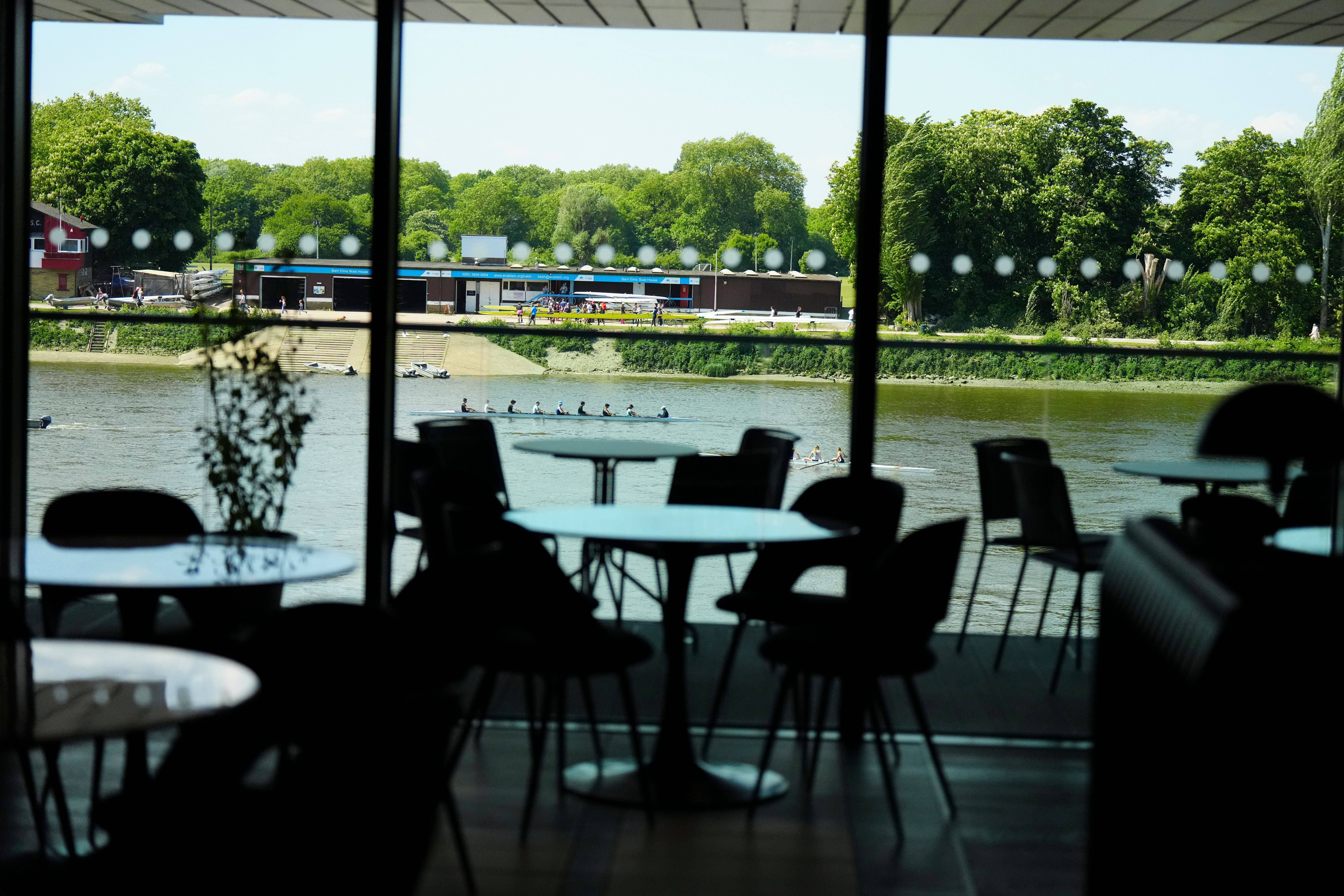 A obra da bancada que dá para o Rio Tamisa foi anunciada em 2019 e vários espaços estão a ser abertos desde 2014. Tem uma piscina e vários restaurantes