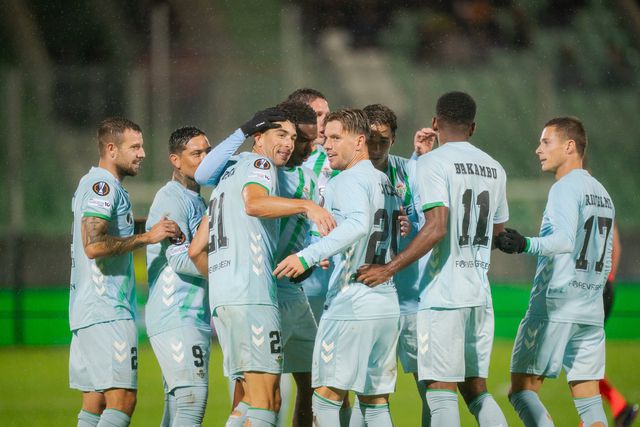 Jogadores do Betis a festejarem o segundo golo