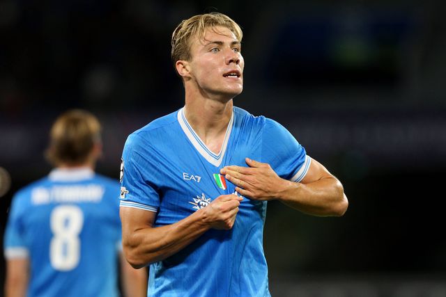 Hojlund festeja pelo Nápoles