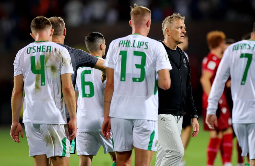 Desânimo de Heimir Hallgrimsson e seleção da Irlanda após derrota com a Arménia