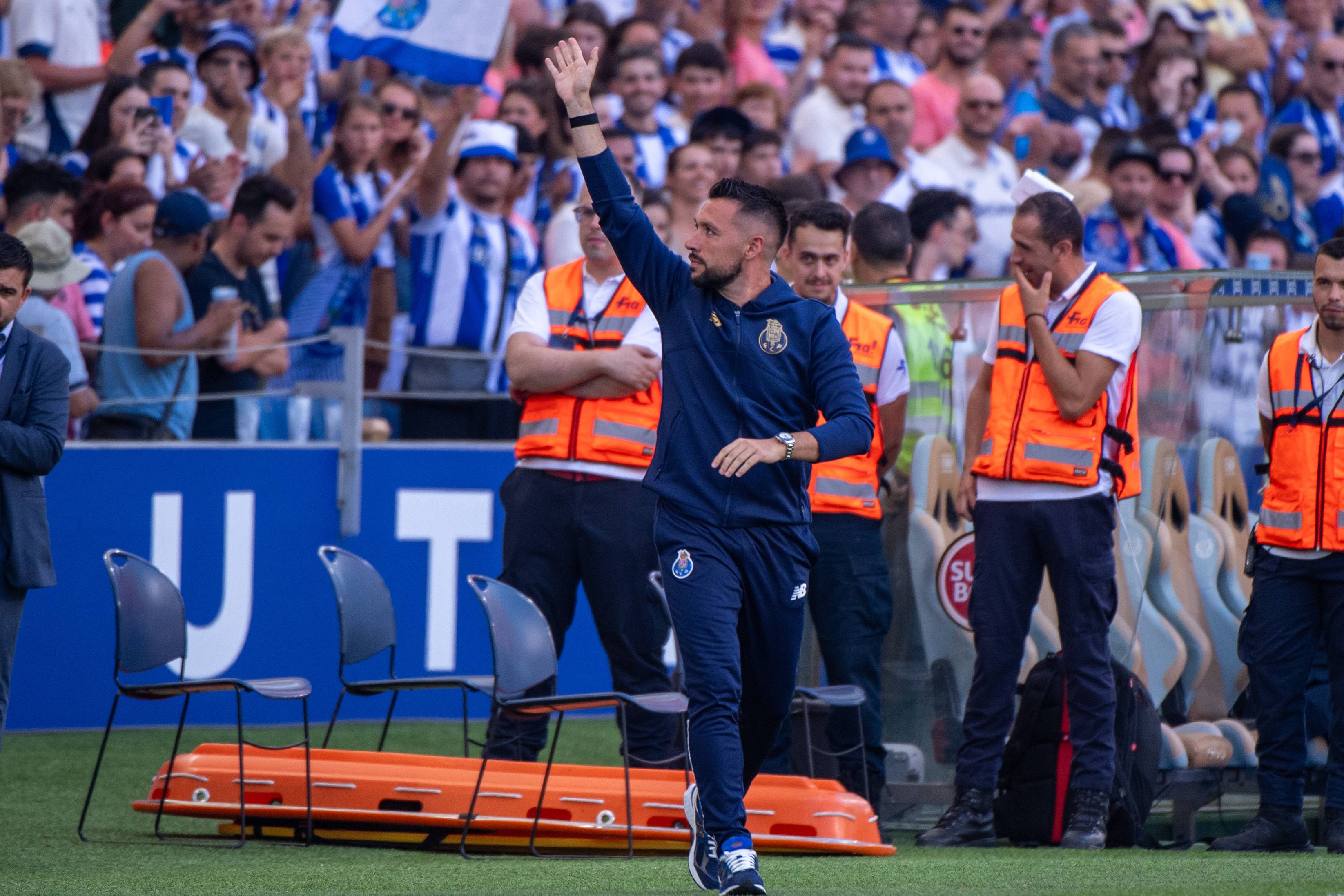 Francesco Farioli à entrada para o jogo de apresentação aos sócios diante do Atlético de Madrid - Foto: IMAGO