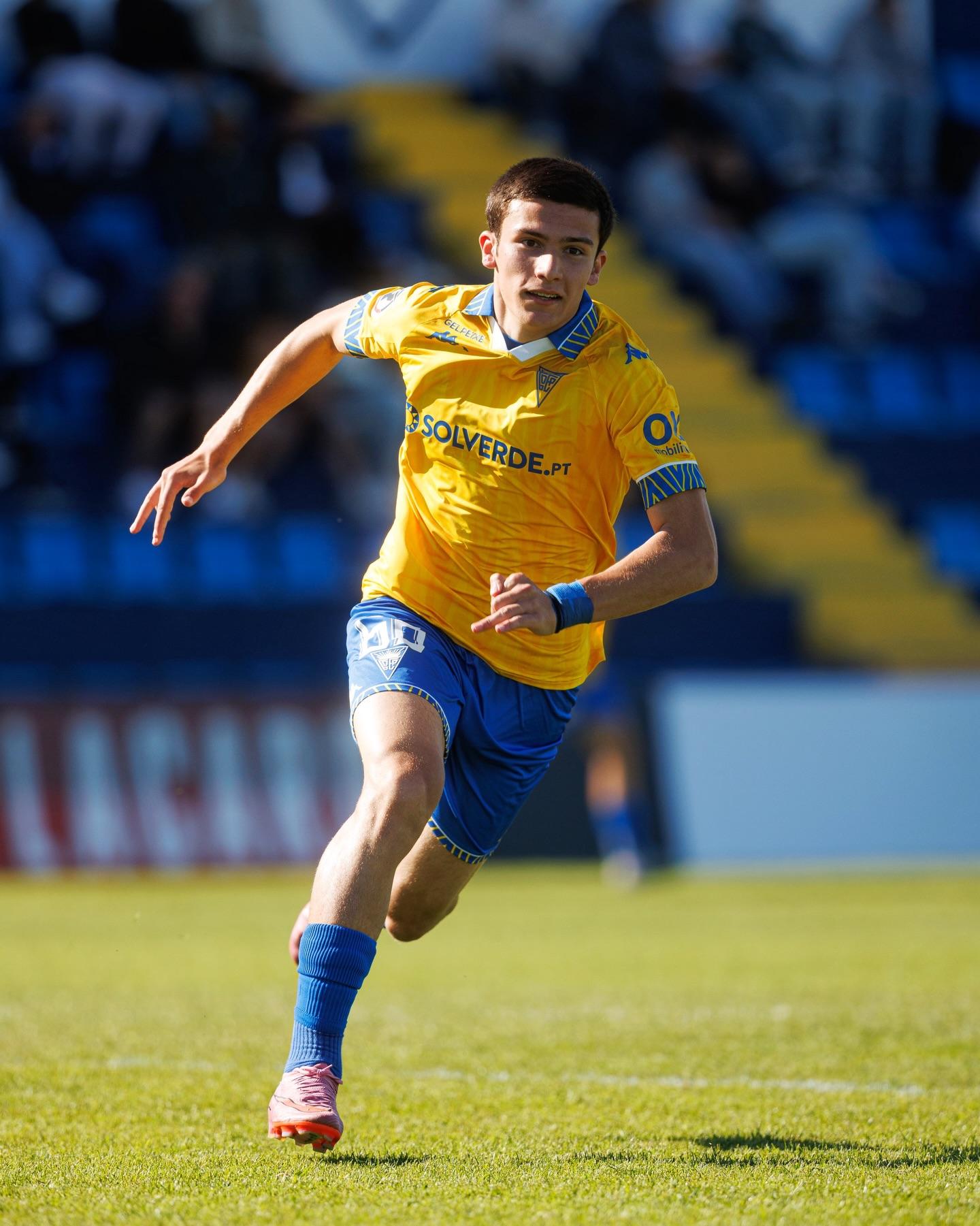 João Gomes (17 anos) - Estoril - Segundo melhor marcador do campeonato de juvenis na época transata: 29 golos em 36 jogos.