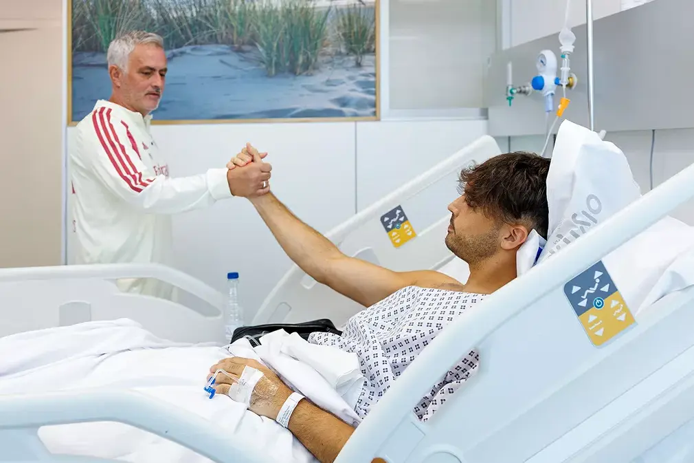 Mourinho visitou Raúl Asencio no hospital - Foto: Real Madrid
