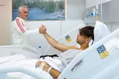Mourinho visitou Raúl Asencio no hospital - Foto: Real Madrid