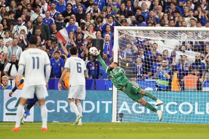 Espetacular Donnarumma numa das sete defesas que o guardião italiano fez em Paris - Foto: Fabio Ferrari/IMAGO