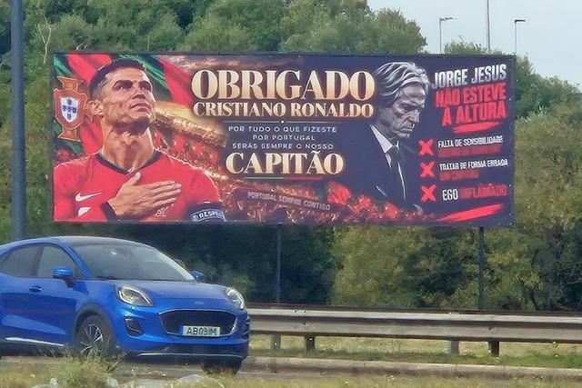 'Guerra' Ronaldo vs. Jesus chega às ruas de Lisboa