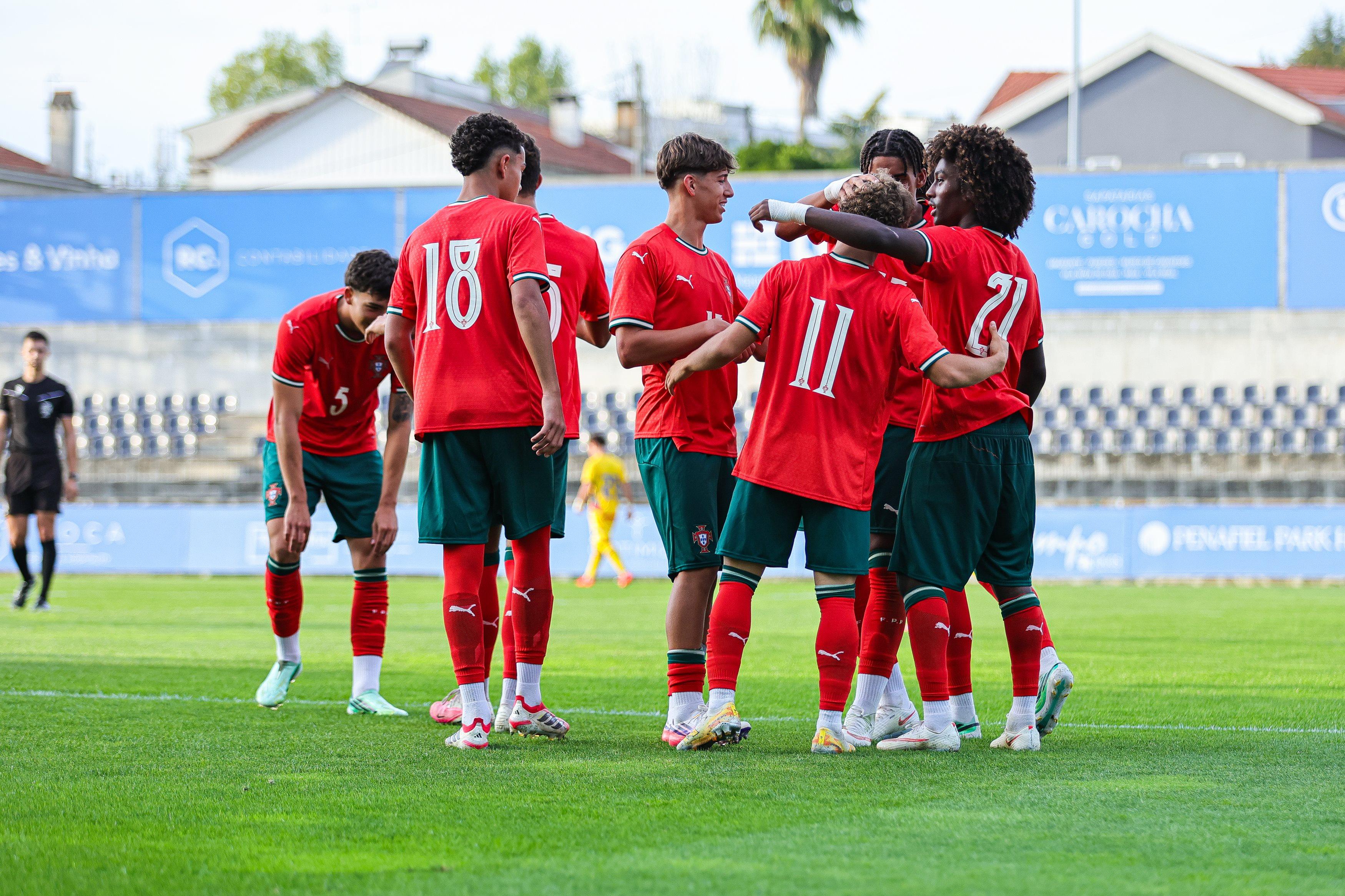 Sub-18 de Portugal a festejar um de dois golos à Roménia - Foto: FPF