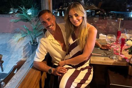O influenciador Tiago Grila junto da namorada
