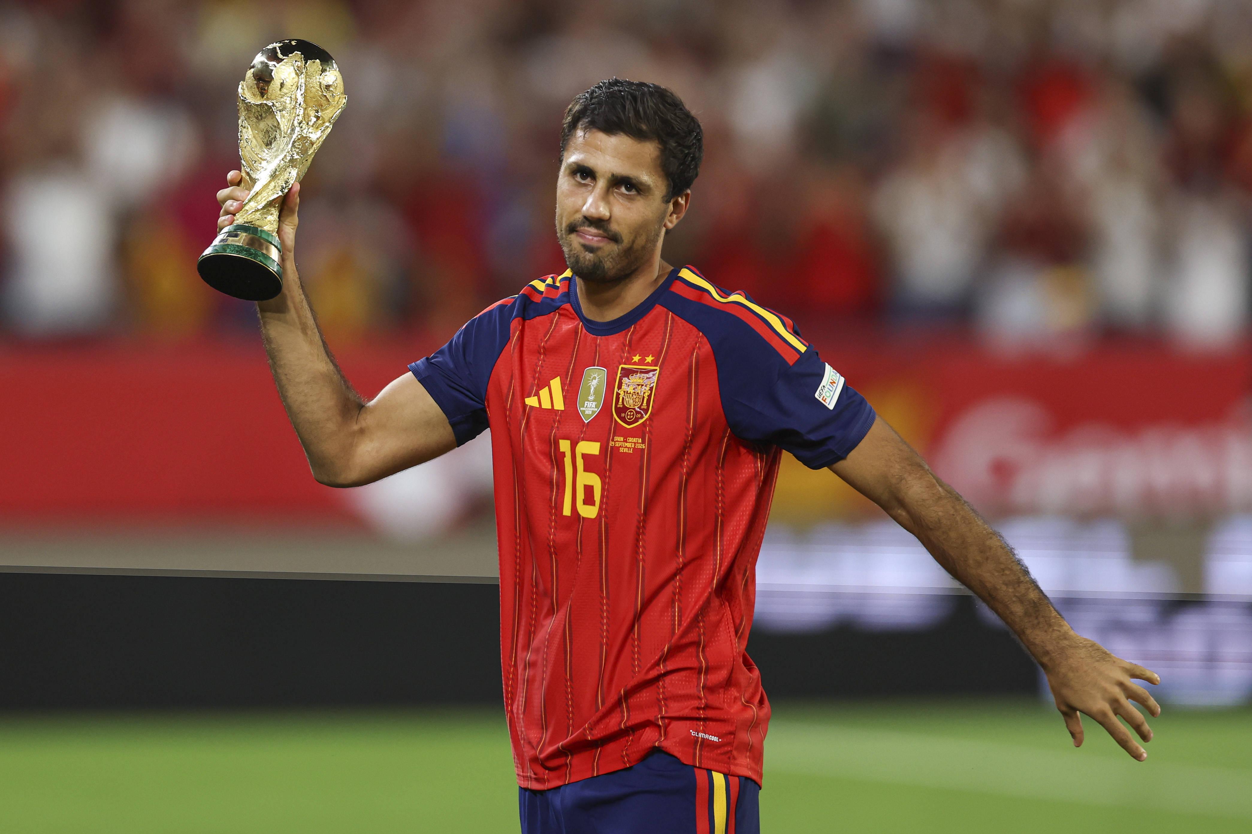 Rodri com o troféu de campeão do Mundo