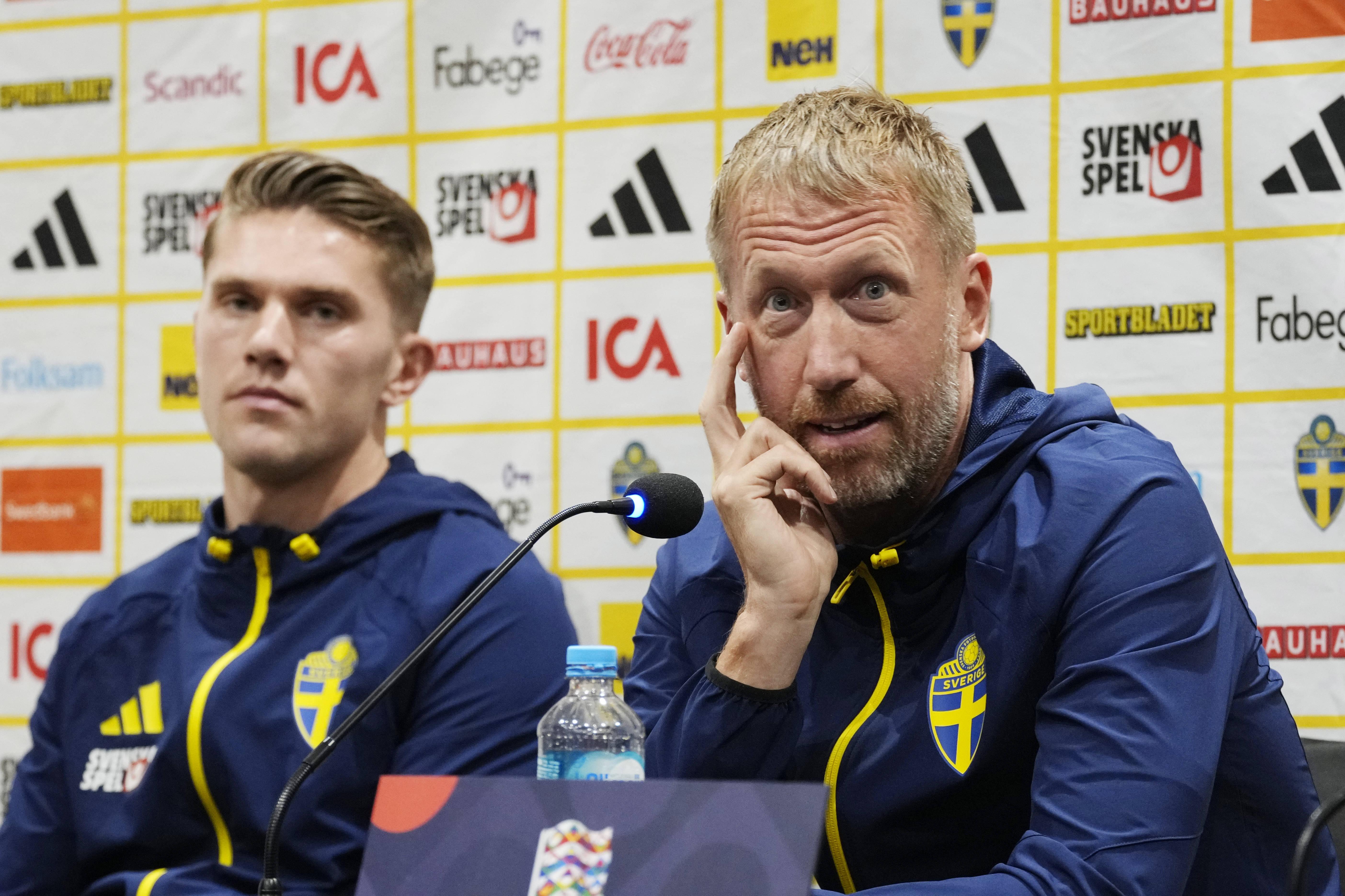 Graham Potter ao lado de Viktor Gyokeres em conferência de imprensa da Suécia - Foto: Imago