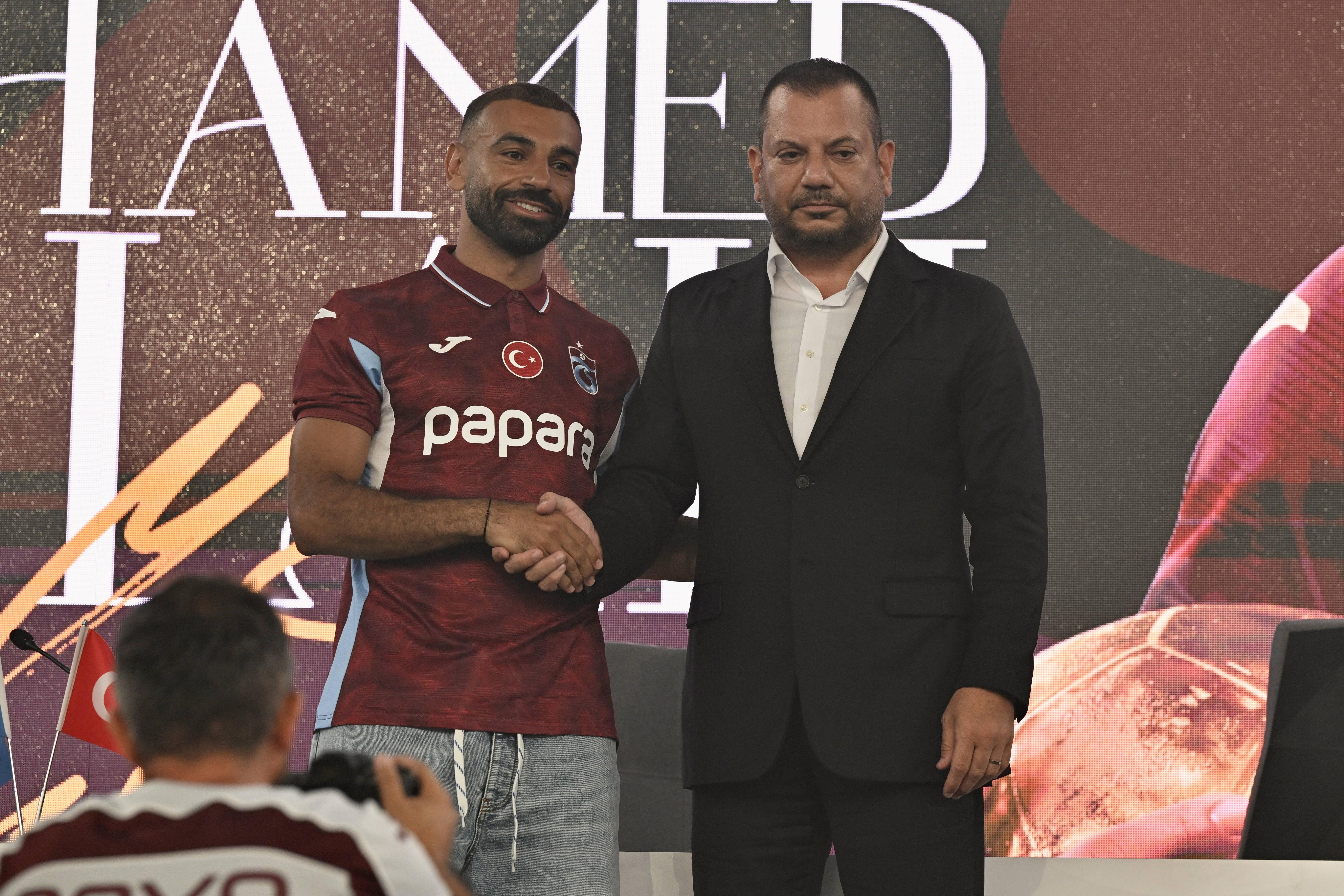 Ertugrul Dogan, presidente do Trabzonspor, a anunciar o reforço Salah - Foto: Imago
