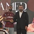 Ertugrul Dogan, presidente do Trabzonspor, a anunciar o reforço Salah - Foto: Imago