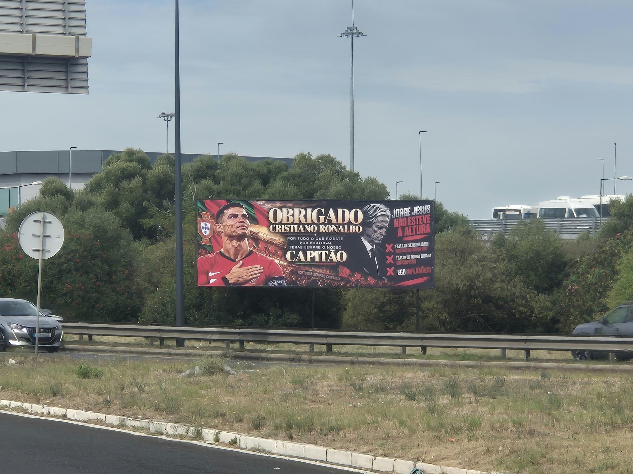 Cartaz junto ao aeroporto de Lisboa - foto: A BOLA