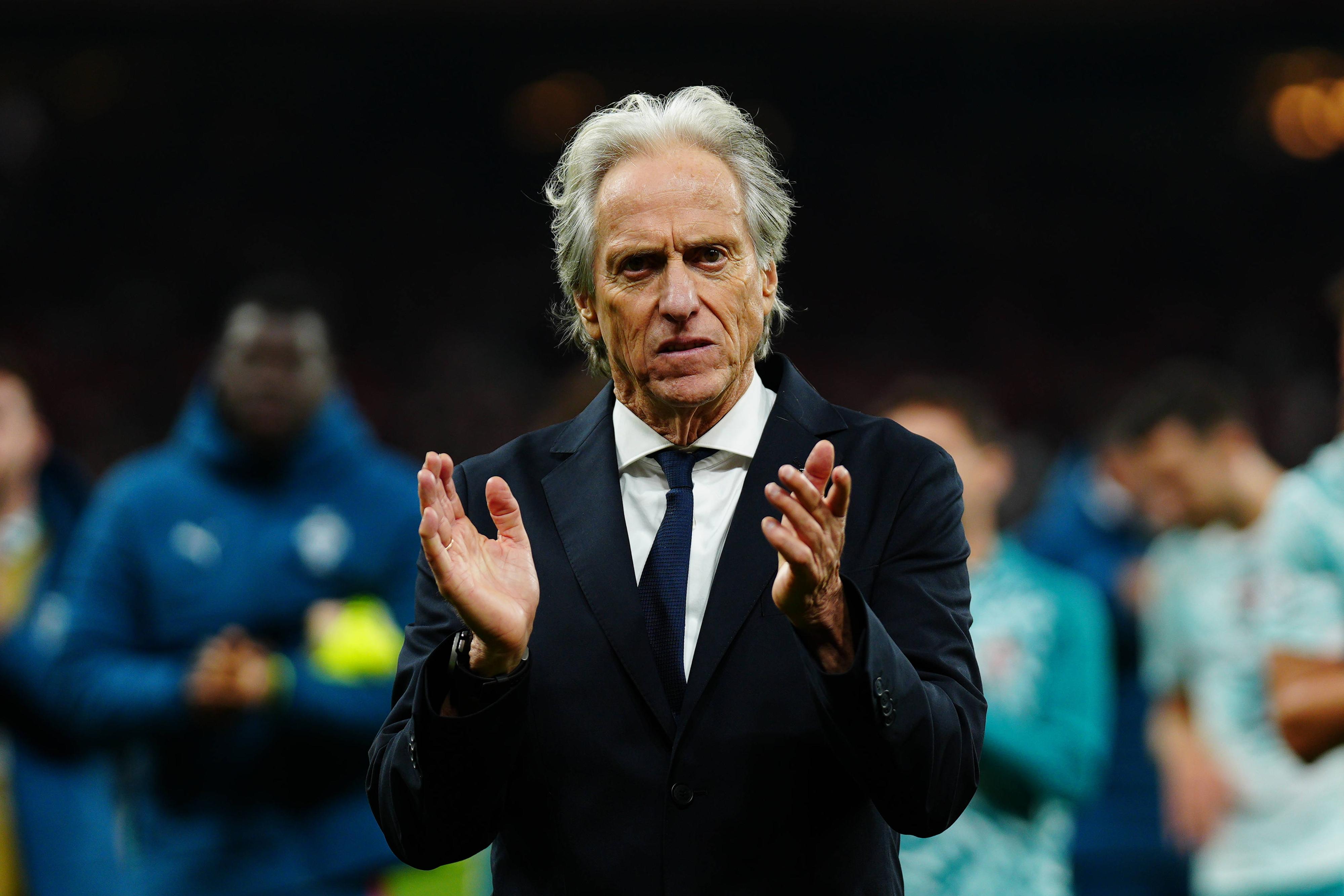 Jorge Jesus a agradecer o apoio dos adeptos portugueses na Dinamarca, com os jogadores - Foto: Imago