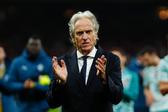 Jorge Jesus a agradecer o apoio dos adeptos portugueses na Dinamarca, com os jogadores - Foto: Imago