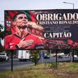 Cartaz junto ao Estádio da Luz - foto: EPA/RODRIGO ANTUNES