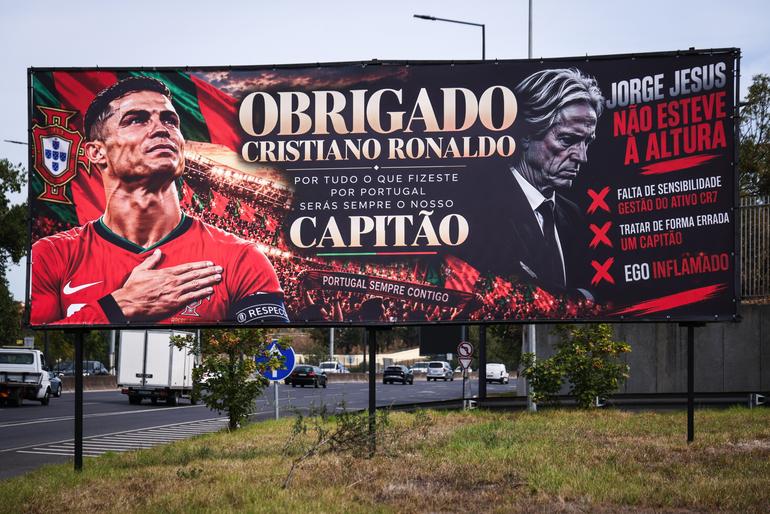 Cartaz junto ao Estádio da Luz - foto: EPA/RODRIGO ANTUNES