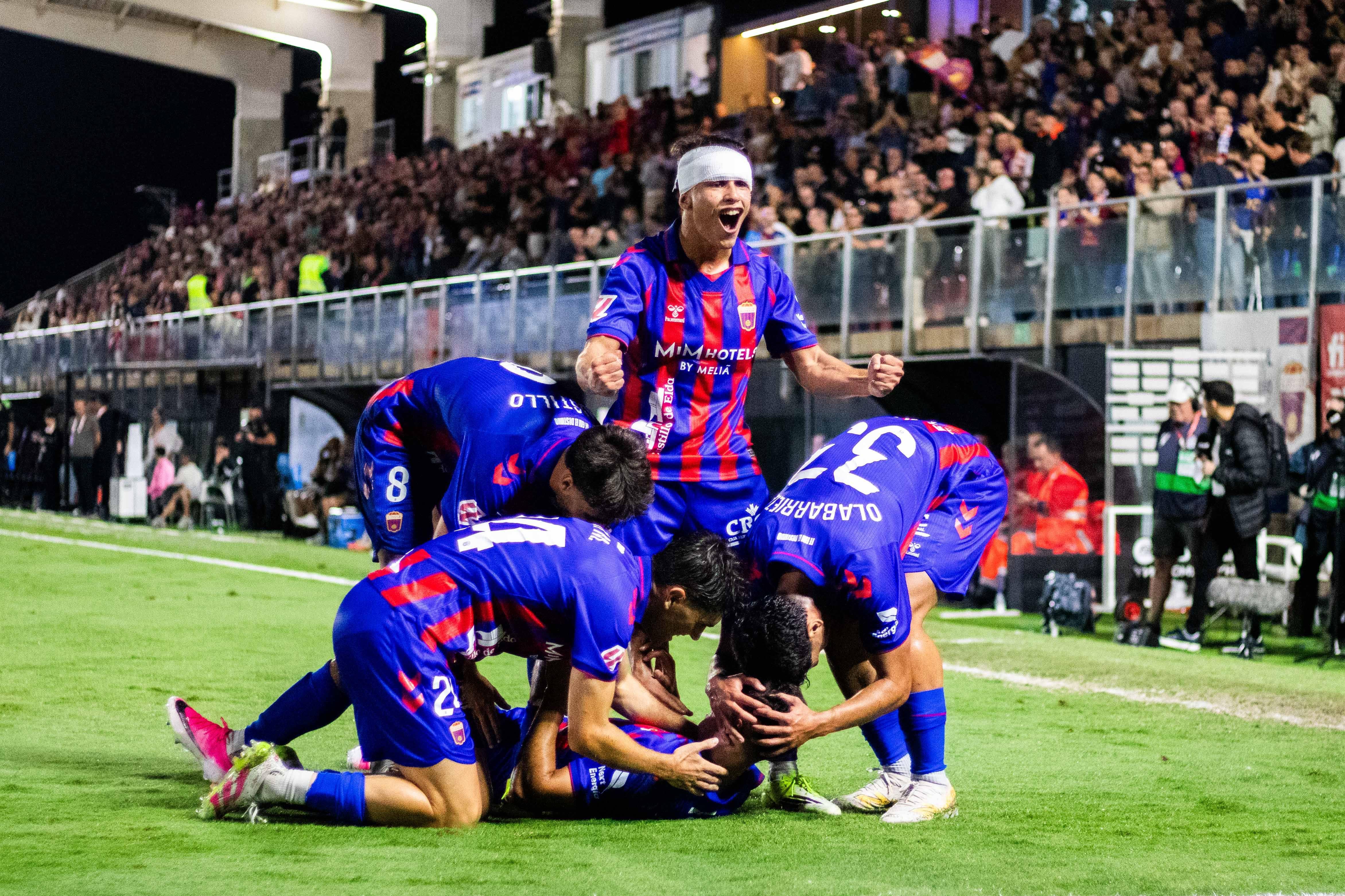 Eldense a festejar o 4-1 do Eldense ao Oviedo
