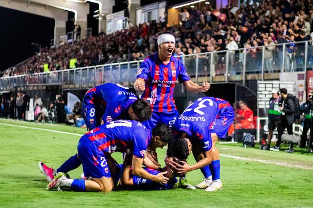 Eldense a festejar o 4-1 do Eldense ao Oviedo