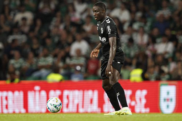 Beni Mukendi, médio do Vitória de Guimarães