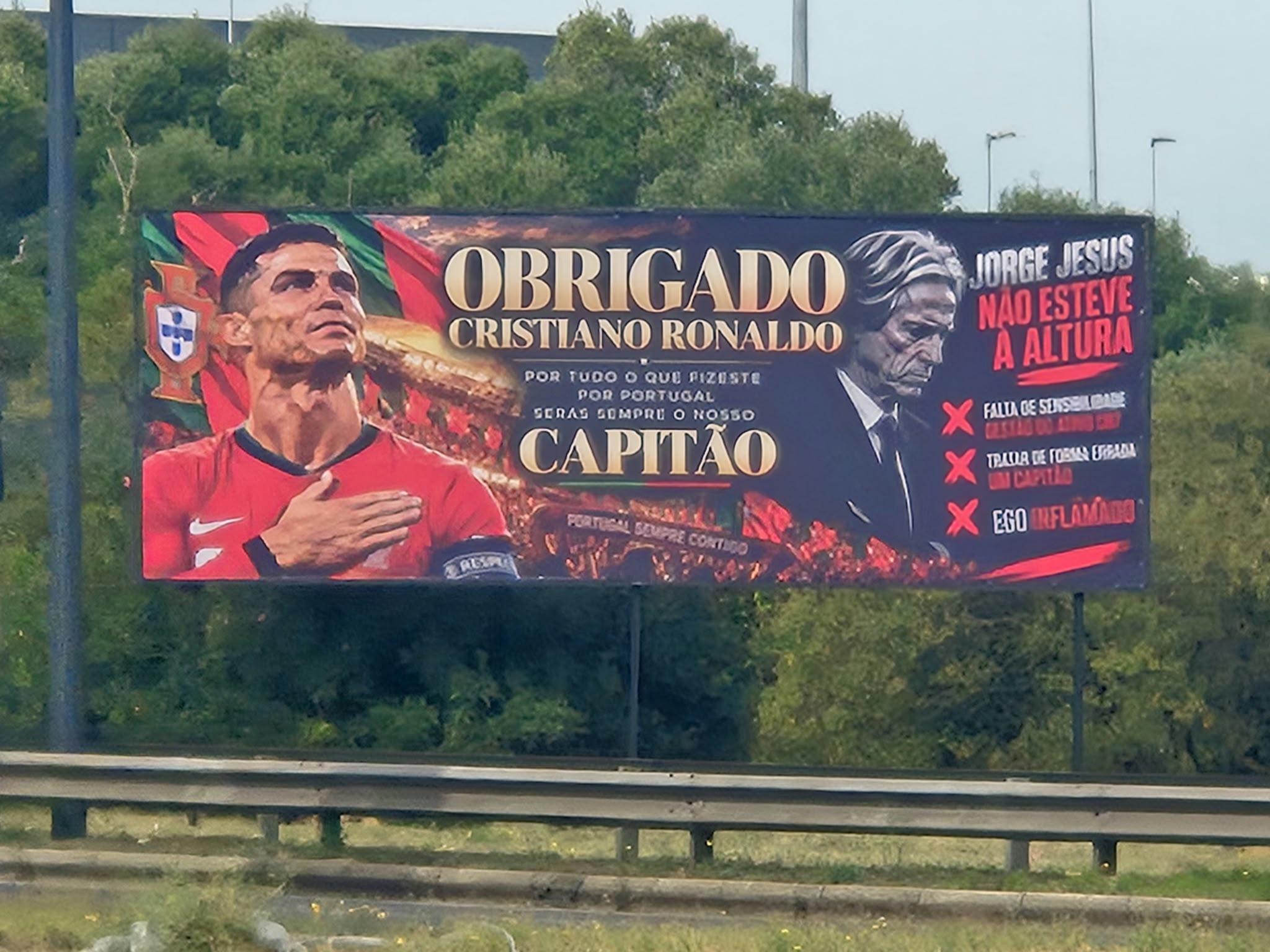 Cartaz junto ao aeroporto de Lisboa - foto: A BOLA