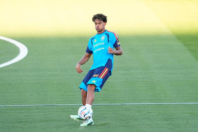 Espanha: Yamal marca golaço no treino