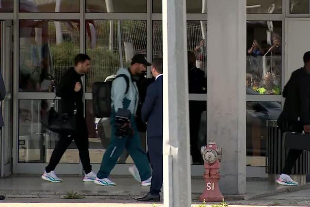 Proença ao lado de Jesus na chegada da Seleção