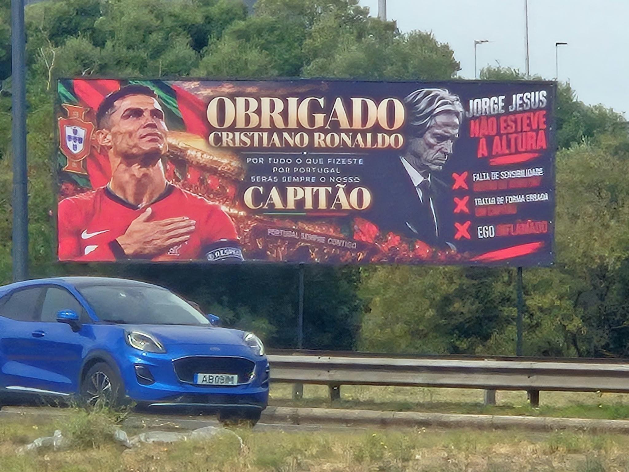 Cartaz junto ao aeroporto de Lisboa - foto: A BOLA
